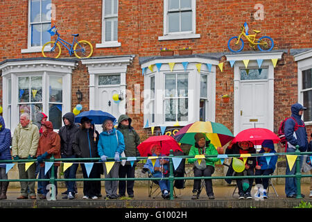 Great Ayton 1. Mai 2016, 3. Etappe Tour de Yorkshire. Zuschauer warten fröhlich im Regen auf die Ankunft der Radfahrer. Stockfoto