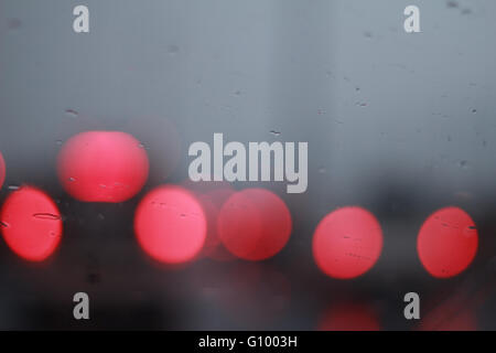 Wassertropfen oder Regentropfen und Lichter Bokeh auf einer Glasoberfläche (Tiefenschärfe) Stockfoto