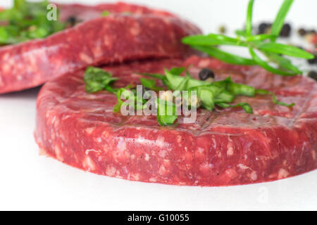 Rohes Rindfleisch Hamburger isoliert auf weißem Hintergrund Stockfoto