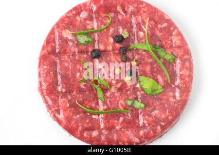 Rohes Rindfleisch Hamburger isoliert auf weißem Hintergrund Draufsicht Stockfoto