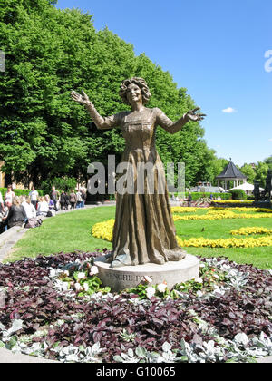 Statue der norwegischen Schauspielerin Wencke Foss im Park außerhalb National Theatre, Oslo, Norwegen Stockfoto