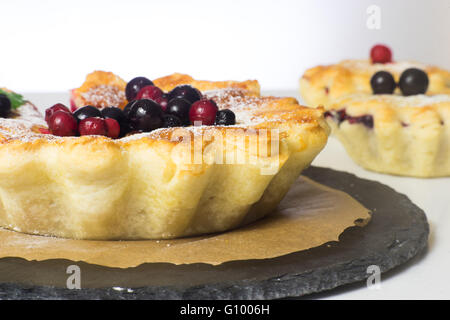 Nahaufnahme von Berry Pie auf modernen Schiefer Teller isoliert auf weißem Hintergrund Stockfoto