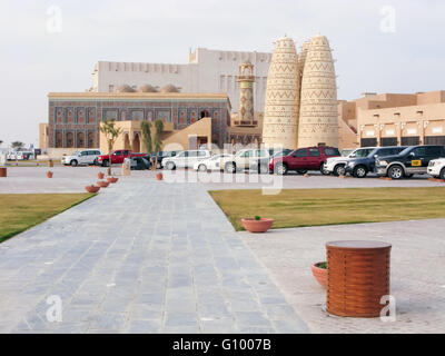 Katara Masjid Moschee, Parkplätze und Taube Türme in Katara Cultural Village, Doha, Katar Stockfoto