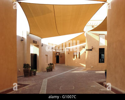 Überdachte Strasse in Katara Cultural Village in Doha, Katar Stockfoto