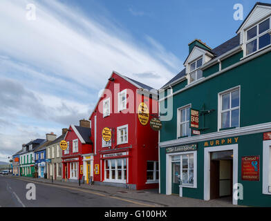 Bunte Architektur mit Kneipen, Geschäften und Hotels befindet sich an der Uferpromenade in Dingle Halbinsel Dingle, County Kerry, Irland. Stockfoto