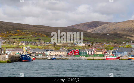 Blick auf Dingle Bay und die farbenfrohe Architektur in Dingle Town, Halbinsel Dingle, County Kerry, Irland. Stockfoto