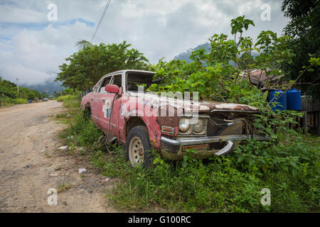 Alte verlassene Auto von der Seite der Straße, ländlichen Sabah, Borneo Malaysia Stockfoto