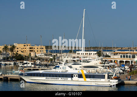 Express-Boot, Schiffe, Hafen, La Savina, Formentera, Pityusen, Balearen, Spanien, Europa. Express-schnelle Service zwischen Ibiza Stockfoto