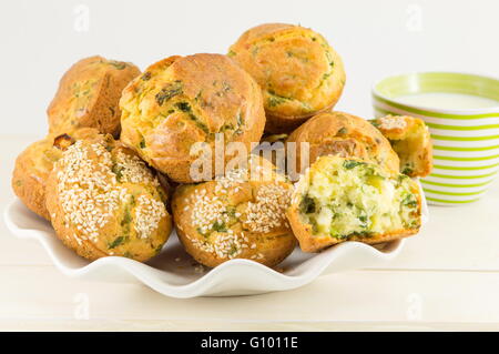 Maisbrot mit Spinat auf einem weißen Teller Stockfoto