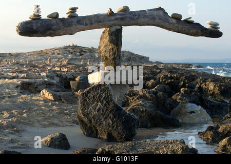 Zen-Raum. Steinen. Ses Illetes Strand, Balearen, Formentera, Spanien. Hintergrundbeleuchtung in den Sonnenuntergang mit Steinen mit verschiedenen Formen. "Die Flut" ("La Riada"), ein einzigartiger Raum mit Steinen von den deutschen Johannes Schultz gebaut. Stockfoto