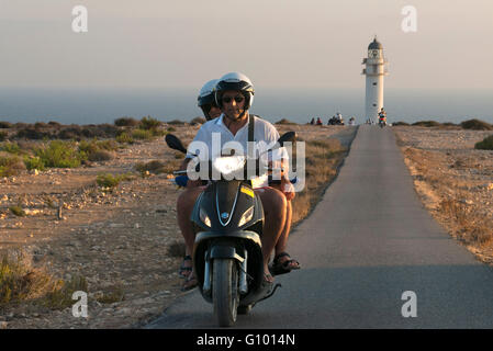 Zwei junge Motorradfahrer auf einem langen Weg bis Es Cap de Barbaria Leuchtturm auf Formentera, Balearen Inseln. Spanien. Barbaria Kap Formentera Leuchtturm Straße. Stockfoto