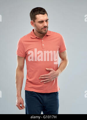 unglückliche Mann leidet unter Magenschmerzen Stockfoto