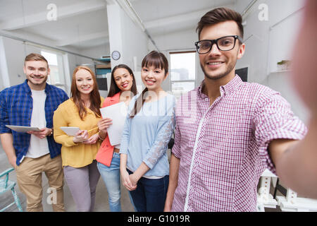 kreative Business-Team unter Selfie im Büro Stockfoto