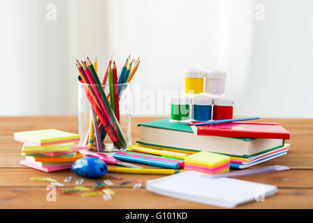 Nahaufnahme von Briefpapier oder Schulmaterial auf Tisch Stockfoto