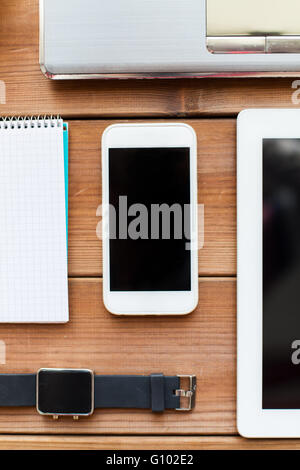 Nahaufnahme von Smartphone und Smartwatch auf Tisch Stockfoto