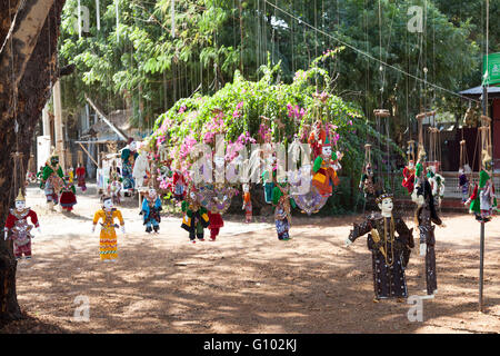 Hängende Puppen zum Verkauf in New Bagan (Myanmar). Das Marionetten-Theater bildet die ausdrucksstärkste Form der burmesischen Kunst. Stockfoto