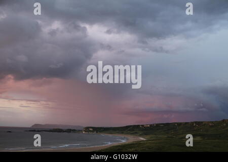 Rosa Sonnenuntergang bei Whitepark Bay Strand, Antrim, Nordirland Stockfoto