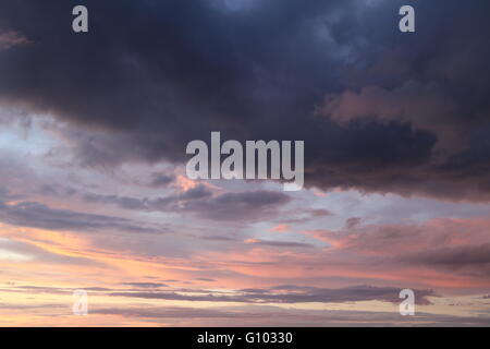 Rosa Sonnenuntergang bei Whitepark Bay Strand, Antrim, Nordirland Stockfoto