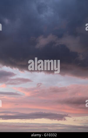 Rosa Sonnenuntergang bei Whitepark Bay Strand, Antrim, Nordirland Stockfoto