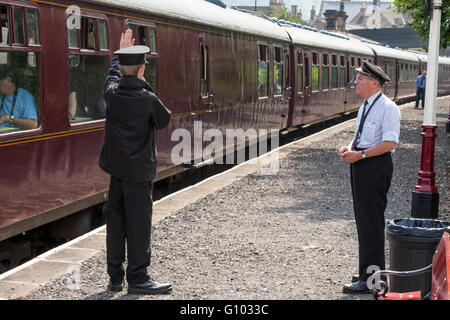 Ehrenamtliche Mitarbeiter für Peak Schiene, eine Museumsbahn, wie ein Dampfzug Matlock Bahnhof, Derbyshire, UK Blätter Stockfoto