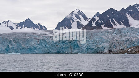 Kleine Eisberge treiben vor Smithbreen Gletscher in Raudfjorden, Svalbard Stockfoto