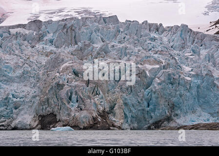 Kleine Eisberge treiben vor Smithbreen Gletscher in Raudfjorden, Svalbard Stockfoto