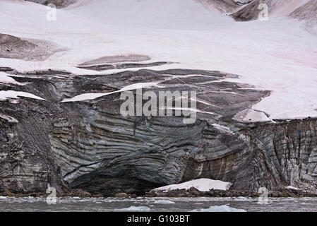 Kleine Eisberge treiben vor Smithbreen Gletscher in Raudfjorden, Svalbard Stockfoto