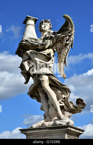 Detail der Engel Marmor Statue hält eine Spalte an der Spitze der Sant'Angelo Brücke barocken Balustrade, in Rom Stockfoto