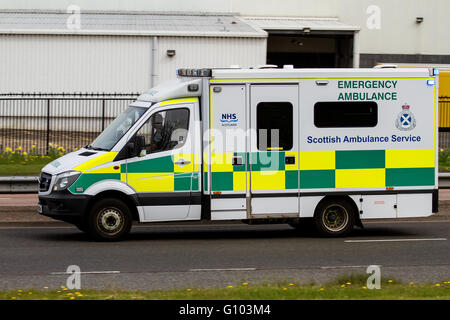 NHS "Schottischer Krankenwagen-Service" Emergency Ambulance ein 999 Ruf entlang der Schnellstraße in Dundee, Großbritannien Stockfoto