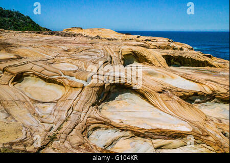 Australien, New South Wales, Central Coast, Bouddi Nationalpark, Erosion hat schöne Muster in Hawkesbury-Sandstein gebildet. Stockfoto