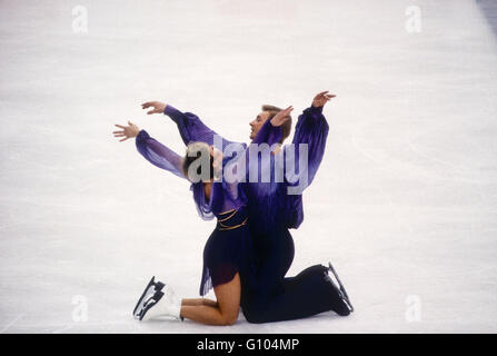 Jayne Torvill und Christopher Dean (GBR) Olympiasieger im Eis tanzen bei den Olympischen Winterspielen 1984 Stockfoto