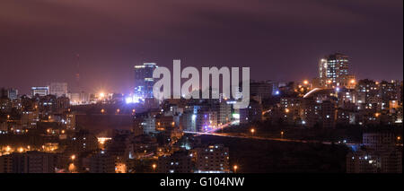 Stadtbild von Ramallah Stadt bei Nacht, zeigt das höchste Gebäude in Palästina, Palästina-Turm Stockfoto