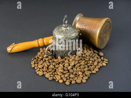 Traditionellen türkischen Kaffeetassen mit Kaffeebohnen und Kupferkessel Stockfoto