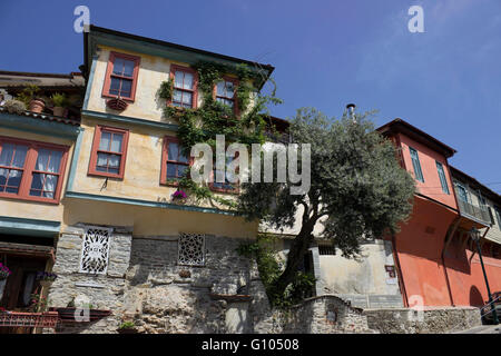 Traditioneller Architektur restaurierte bunte Gebäude entlang Mohamed Ali Straße, alte Panagia Viertel von Kavala, Griechenland Stockfoto