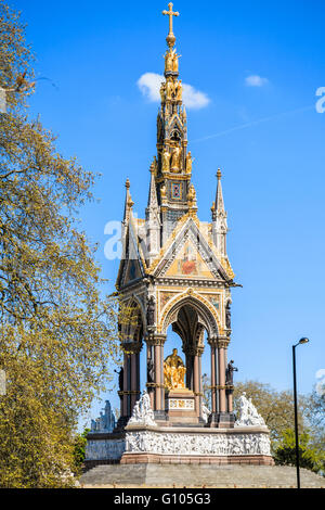 Der berühmte Albert Memorial in Kensington Gardens, London W2 an einem sonnigen Tag mit strahlend blauem Himmel Stockfoto