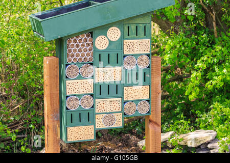 Hölzerne Bug Hotel oder Insekt-Palast, & Feuchtgebiete Wildfowl Trust, Arundel, West Sussex, UK Stockfoto