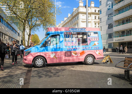 Bunte Straße Mercedes Eiswagen in Exhibition Road, South Kensington, London, UK Stockfoto
