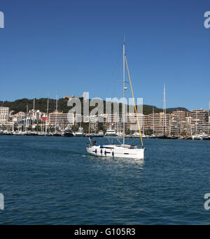 Segelyacht vorbei an Paseo Maritimo Yachthäfen, Hotels und historischen Belver Burg - Palma De Mallorca, Balearen, Spanien. Stockfoto