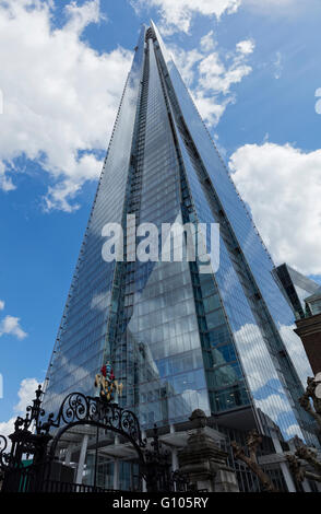 Das Tor und Wappen am Guy's Hospital in Süd-London mit der hohen Shard Gebäude unmittelbar hinter. Stockfoto