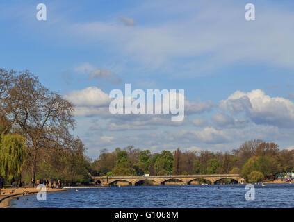 Landschaftsblick auf die Brücke über den serpentine See im Hyde Park Stockfoto