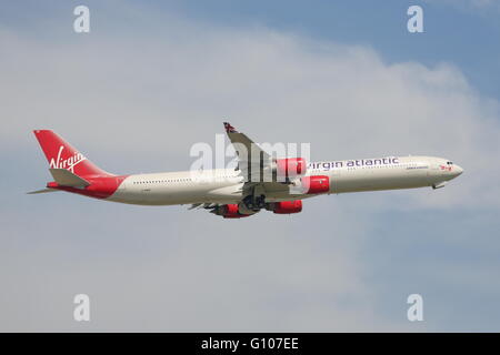 Virgin Atlantic Airbus A340-600 G-VWEB ausgehend von London Heathrow Airport, Großbritannien Stockfoto
