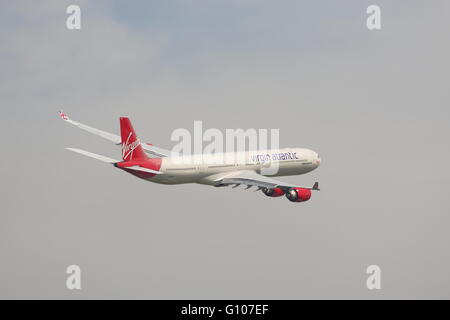 Virgin Atlantic Airbus A340-600 G-VWEB ausgehend von London Heathrow Airport, Großbritannien Stockfoto