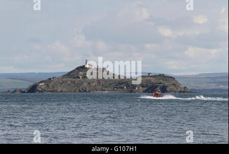 RNLI-Rettungsboot und Insel Inchkeith im Firth of Forth Schottland April 2016 Stockfoto