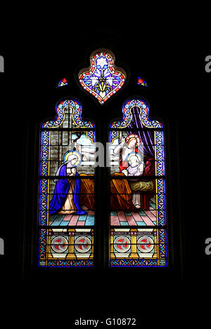 Handgemachte religiösen Fleck Glas in ein Kirchenfenster in Irland Stockfoto