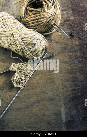 Vintage Stricknadeln und Garn auf rustikalen Holztisch. Getönten Bild Stockfoto