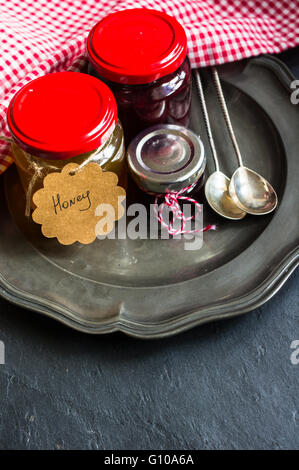 Vintage Glas mit Honig, Specil Löffel Honig auf rustikalen Hintergrund Stockfoto