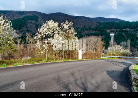 Wasserleitung, die Transport von Wasser und Hydro-Electric Power Station am Berg im Frühling, Pantscharevo, Bulgarien Stockfoto