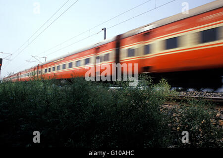 Rajdhani Express von Indian Railways, bei hoher Geschwindigkeit, Indien Stockfoto