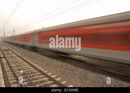 Rajdhani Express von Indian Railways, bei hoher Geschwindigkeit, Indien Stockfoto