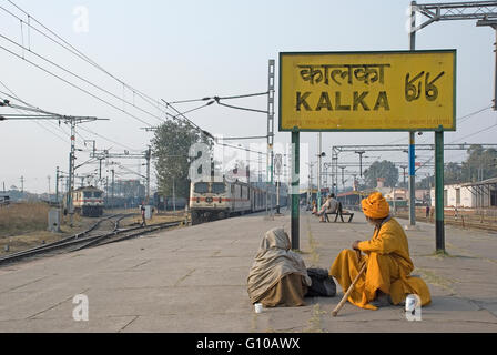 Hindu-Pilger warten auf den Zug am Bahnhof Kalka, Haryana, Indien Stockfoto